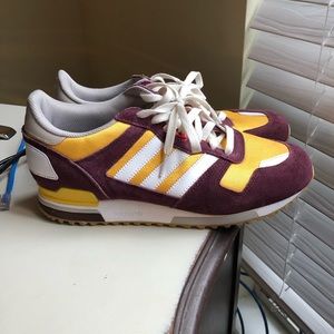 Adidas Washington Redskin colors shoes.